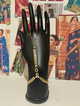 Load image into Gallery viewer, Hand ornament 1351