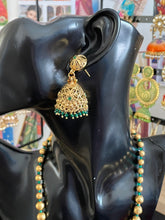 Load image into Gallery viewer, Pretty gold set 1604 ( artificial)