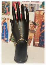 Load image into Gallery viewer, Hand ornament 1350